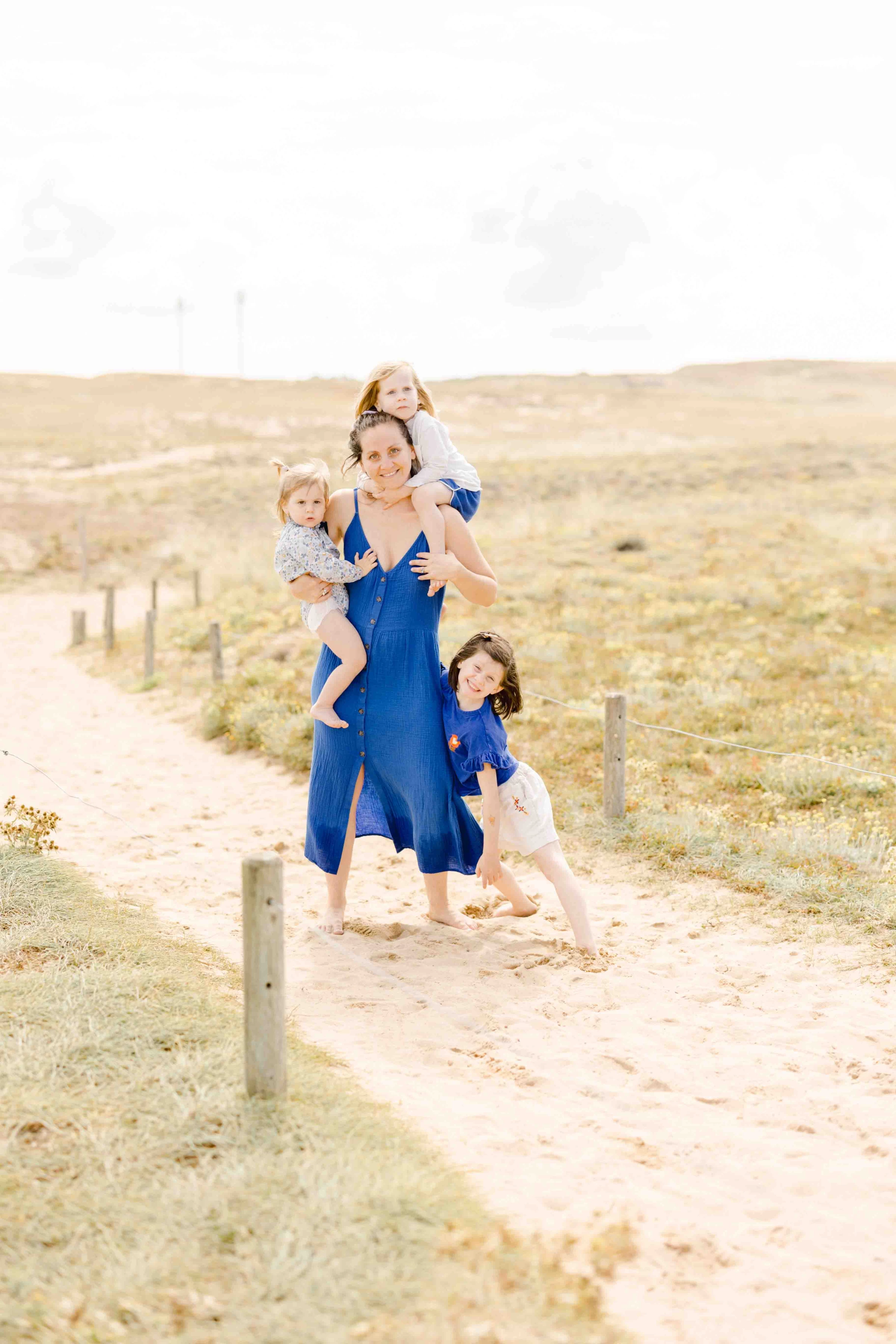 bonheur robe sourire enfant gris